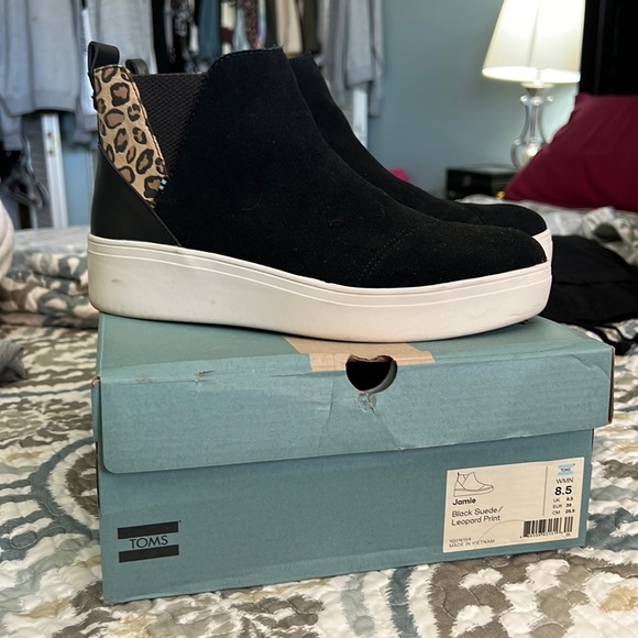 Toms Shoes - LIKE NEW • TOMS - 'Jamie' Style Wedge Sneaker